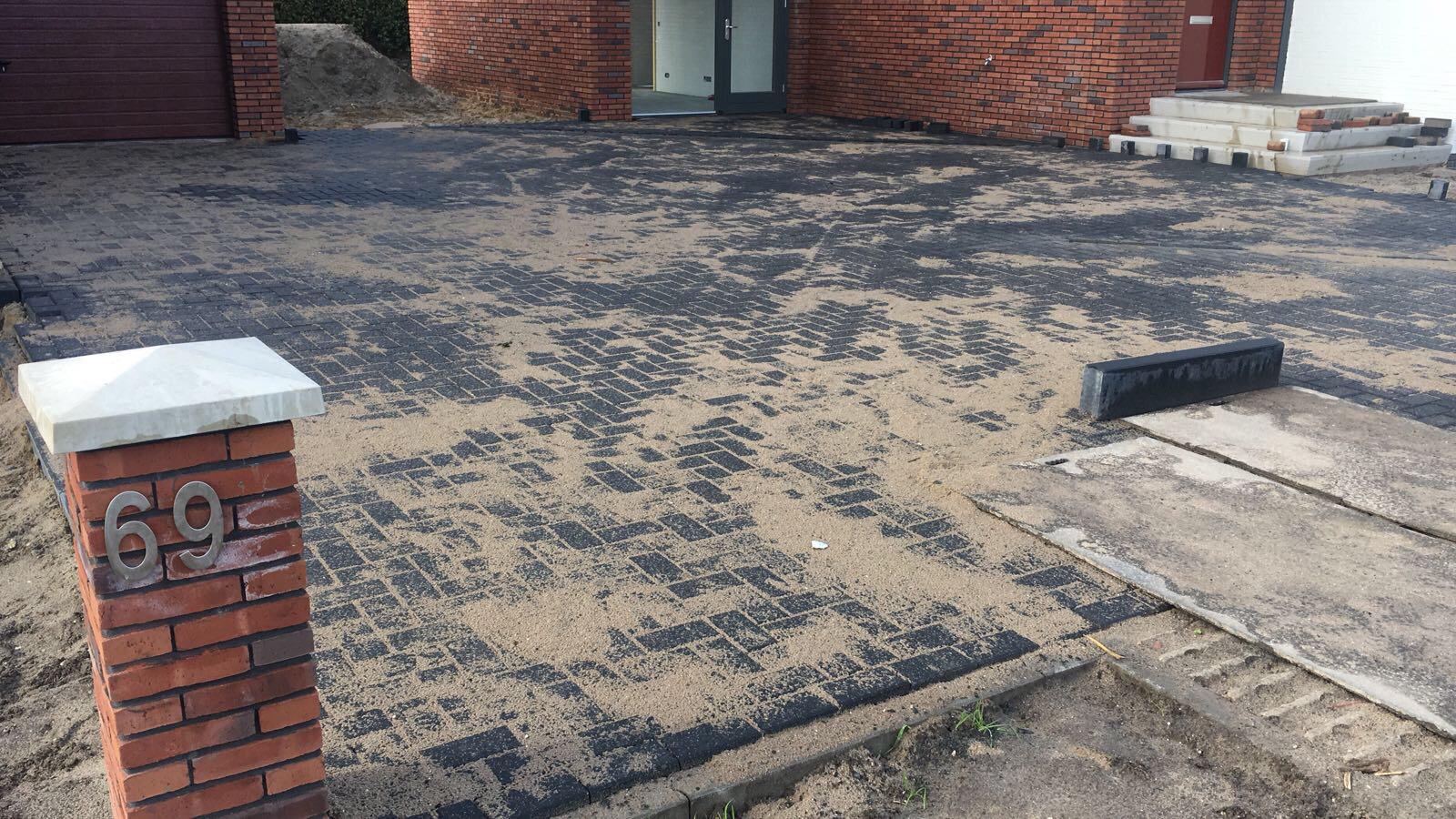 Zuidbroek, oprit en eerste delen langs het huis bestraat.